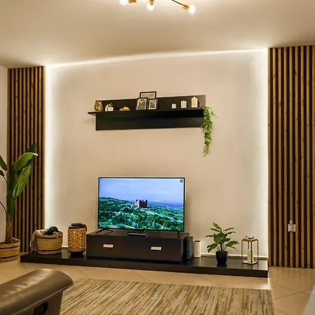 Stylish 3br - Sleeps 6 - 10 Minutes Walk To Malta International Airport