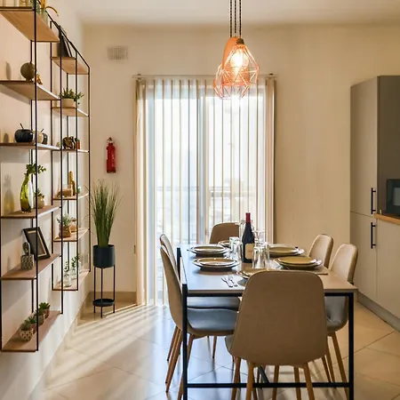 Stylish 3br - Sleeps 6 - 10 Minutes Walk To Malta International Airport *