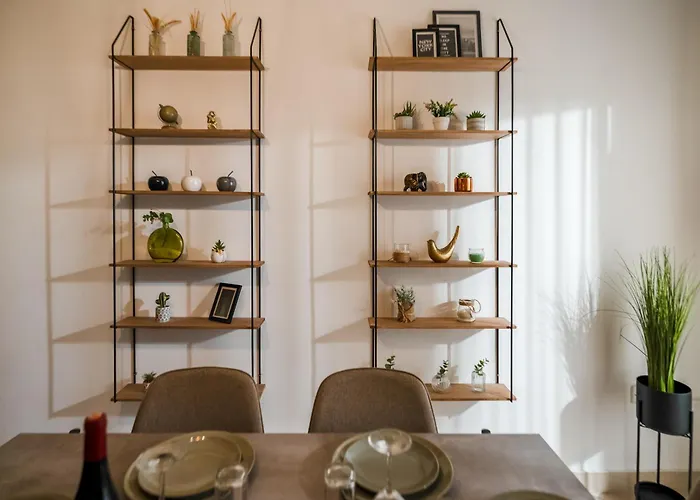 Stylish 3br - Sleeps 6 - 10 Minutes Walk To Malta International Airport Διαμέρισμα *