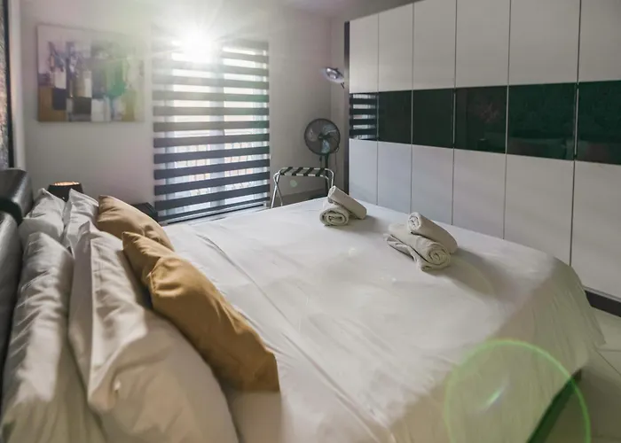 Stylish 3br - Sleeps 6 - 10 Minutes Walk To Malta International Airport Διαμέρισμα *