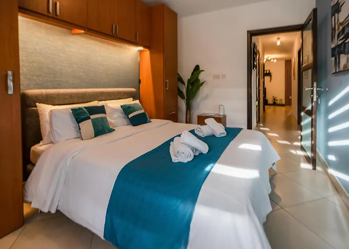 Stylish 3br - Sleeps 6 - 10 Minutes Walk To Malta International Airport * Luqa