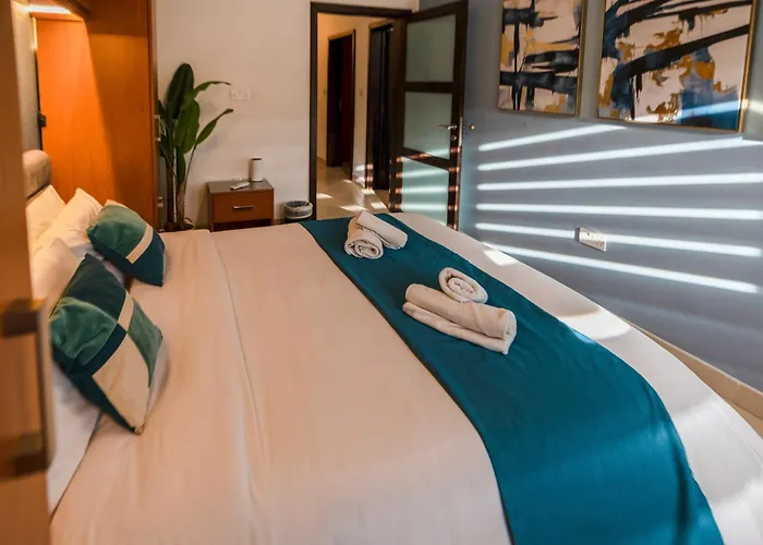 Stylish 3br - Sleeps 6 - 10 Minutes Walk To Malta International Airport Luqa