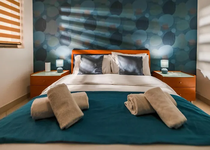 Stylish 3br - Sleeps 6 - 10 Minutes Walk To Malta International Airport Διαμέρισμα *