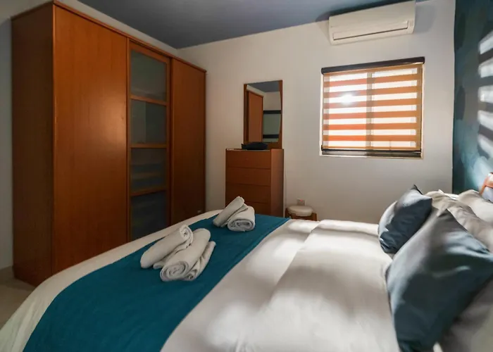 Stylish 3br - Sleeps 6 - 10 Minutes Walk To Malta International Airport