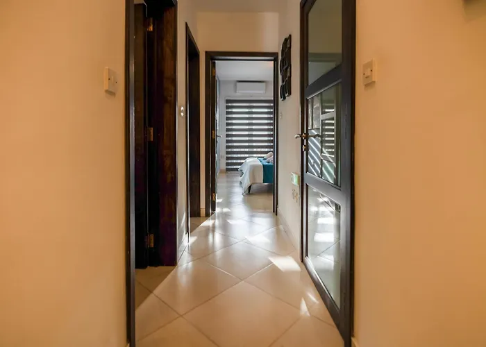 Stylish 3br - Sleeps 6 - 10 Minutes Walk To Malta International Airport * Luqa