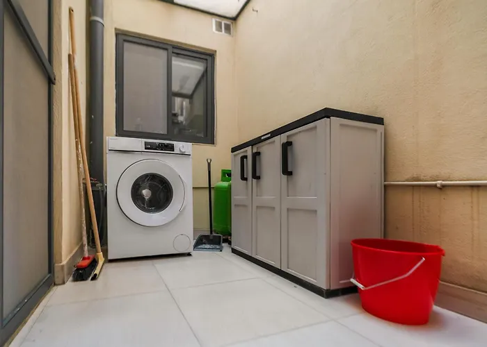 Stylish 3br - Sleeps 6 - 10 Minutes Walk To Malta International Airport Διαμέρισμα Luqa