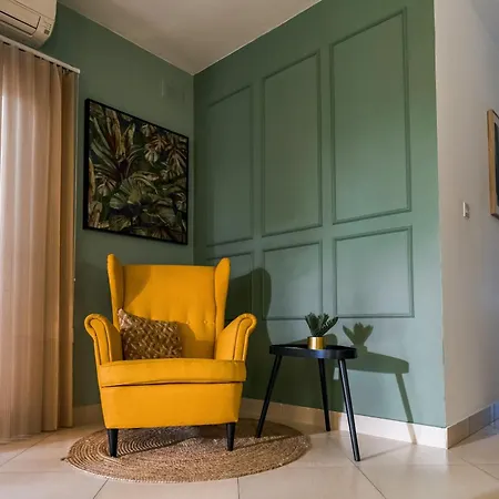 Stylish 3br - Sleeps 6 - 10 Minutes Walk To Malta International Airport Lejlighed