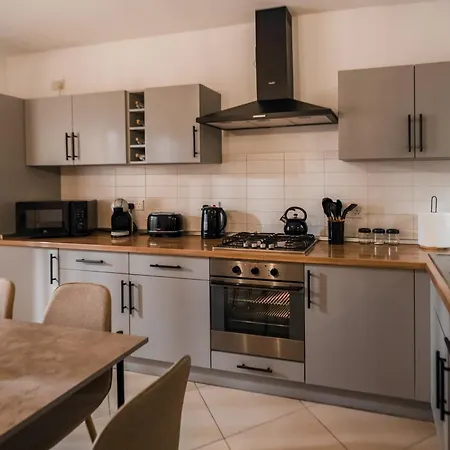 Stylish 3br - Sleeps 6 - 10 Minutes Walk To Malta International Airport * Luqa