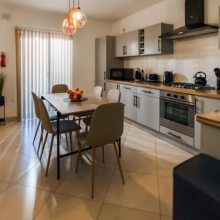 Stylish 3br - Sleeps 6 - 10 Minutes Walk To Malta International Airport