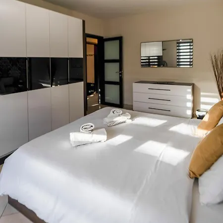 Lejlighed Stylish 3br - Sleeps 6 - 10 Minutes Walk To Malta International Airport