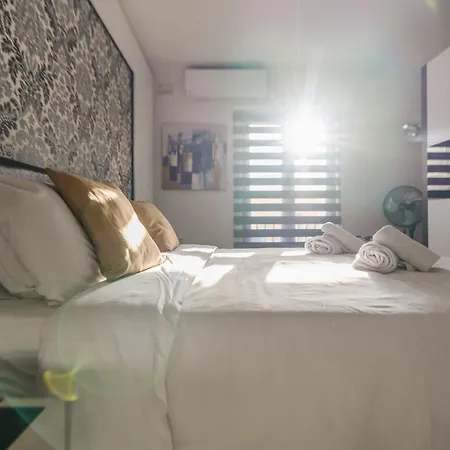 Stylish 3br - Sleeps 6 - 10 Minutes Walk To Malta International Airport *