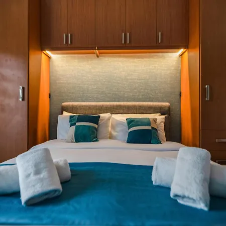 Lejlighed Stylish 3br - Sleeps 6 - 10 Minutes Walk To Malta International Airport Luqa