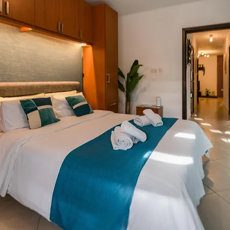 Stylish 3br - Sleeps 6 - 10 Minutes Walk To Malta International Airport * Luqa