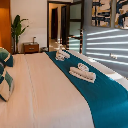 Stylish 3br - Sleeps 6 - 10 Minutes Walk To Malta International Airport Luqa