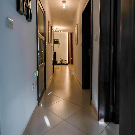 Stylish 3br - Sleeps 6 - 10 Minutes Walk To Malta International Airport *