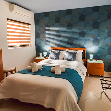 Stylish 3br - Sleeps 6 - 10 Minutes Walk To Malta International Airport Lejlighed Luqa