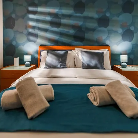 Stylish 3br - Sleeps 6 - 10 Minutes Walk To Malta International Airport Apartment *