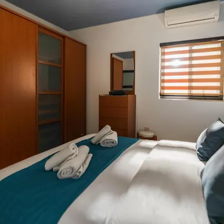 Stylish 3br - Sleeps 6 - 10 Minutes Walk To Malta International Airport