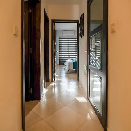Stylish 3br - Sleeps 6 - 10 Minutes Walk To Malta International Airport * Luqa