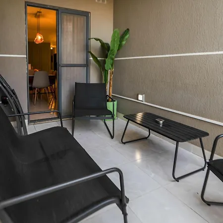 Stylish 3br - Sleeps 6 - 10 Minutes Walk To Malta International Airport *