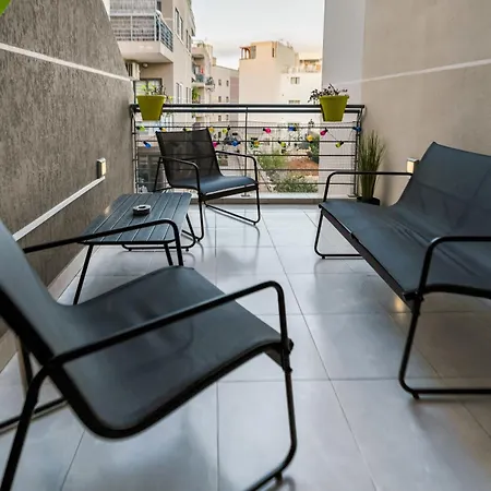 Stylish 3br - Sleeps 6 - 10 Minutes Walk To Malta International Airport