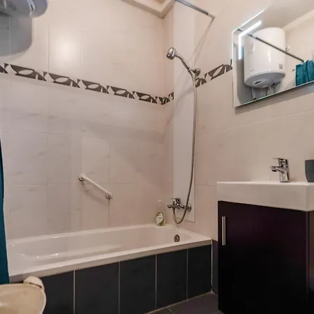 Stylish 3br - Sleeps 6 - 10 Minutes Walk To Malta International Airport Lejlighed *