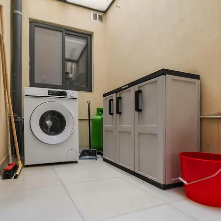 Stylish 3br - Sleeps 6 - 10 Minutes Walk To Malta International Airport Lejlighed Luqa