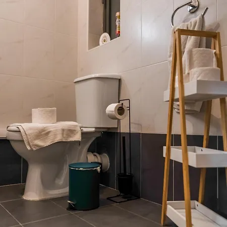 Stylish 3br - Sleeps 6 - 10 Minutes Walk To Malta International Airport Lejlighed