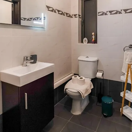 Stylish 3br - Sleeps 6 - 10 Minutes Walk To Malta International Airport Lejlighed