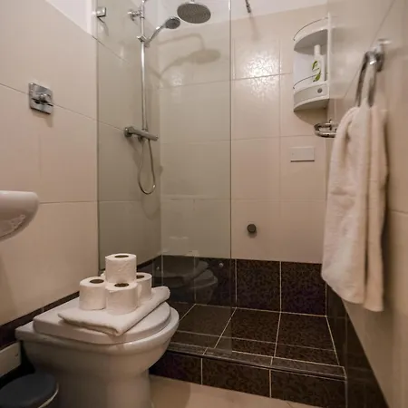 Stylish 3br - Sleeps 6 - 10 Minutes Walk To Malta International Airport Luqa