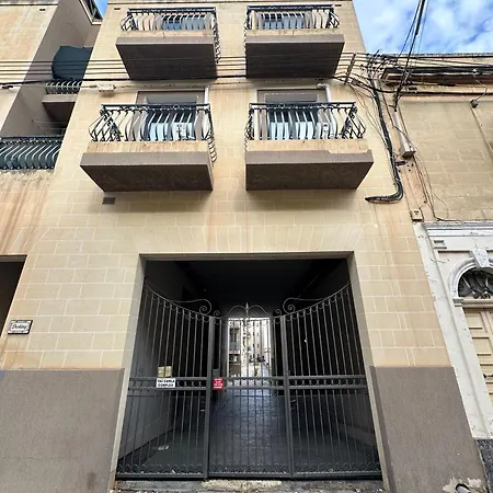 Stylish 3br - Sleeps 6 - 10 Minutes Walk To Malta International Airport Lejlighed Luqa
