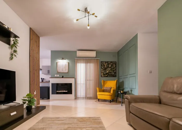 Apartment Stylish 3br - Sleeps 6 - 10 Minutes Walk To Malta International Airport *
