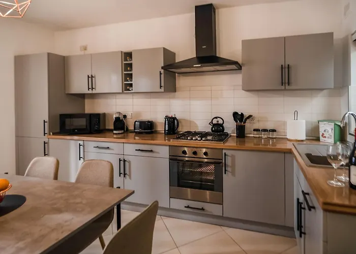 Stylish 3br - Sleeps 6 - 10 Minutes Walk To Malta International Airport * Luqa