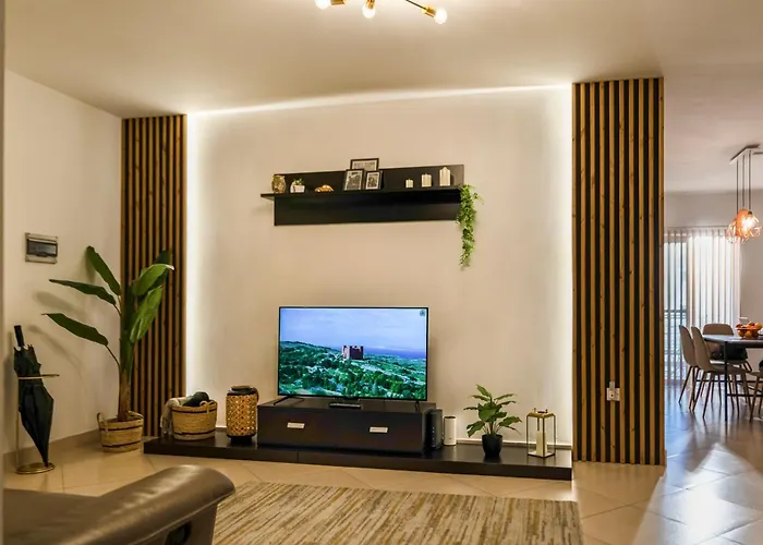 Stylish 3br - Sleeps 6 - 10 Minutes Walk To Malta International Airport