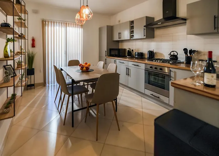 Stylish 3br - Sleeps 6 - 10 Minutes Walk To Malta International Airport