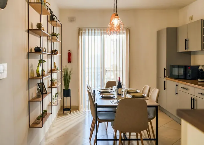 Stylish 3br - Sleeps 6 - 10 Minutes Walk To Malta International Airport *