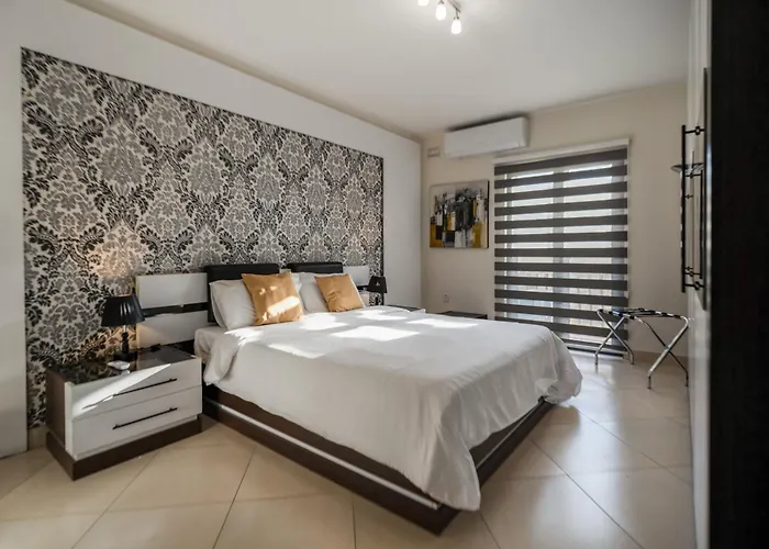 Stylish 3br - Sleeps 6 - 10 Minutes Walk To Malta International Airport Apartament *