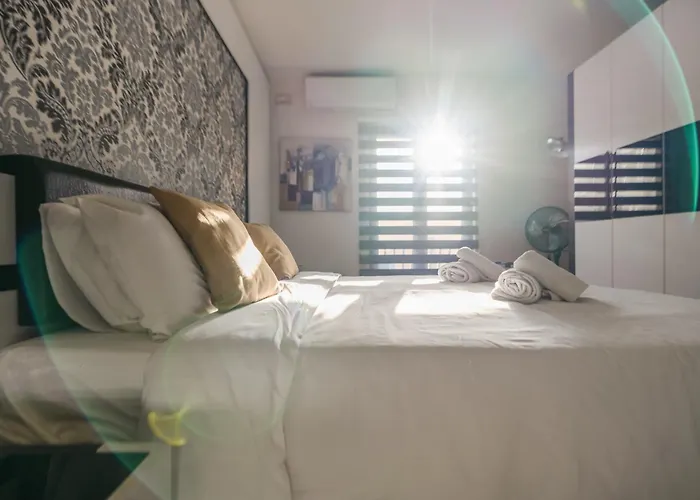 Stylish 3br - Sleeps 6 - 10 Minutes Walk To Malta International Airport *