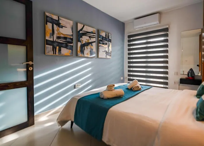 Stylish 3br - Sleeps 6 - 10 Minutes Walk To Malta International Airport