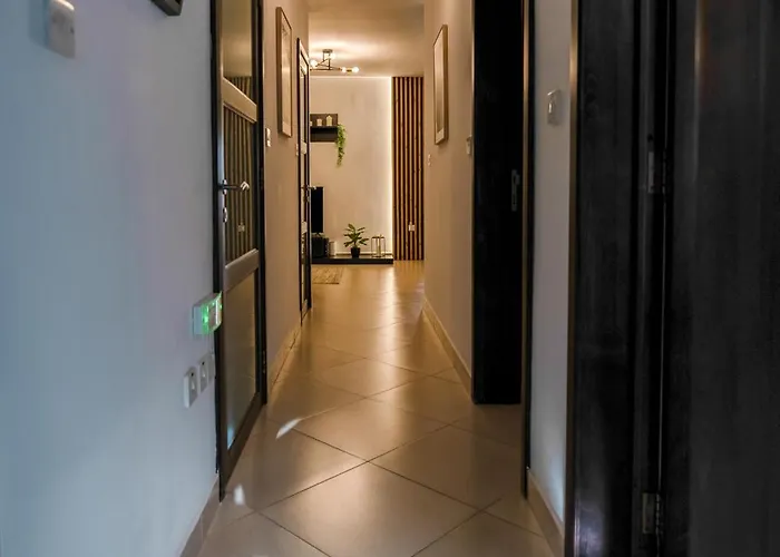 Stylish 3br - Sleeps 6 - 10 Minutes Walk To Malta International Airport *