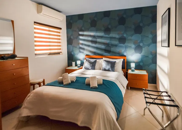 Stylish 3br - Sleeps 6 - 10 Minutes Walk To Malta International Airport Apartment Luqa