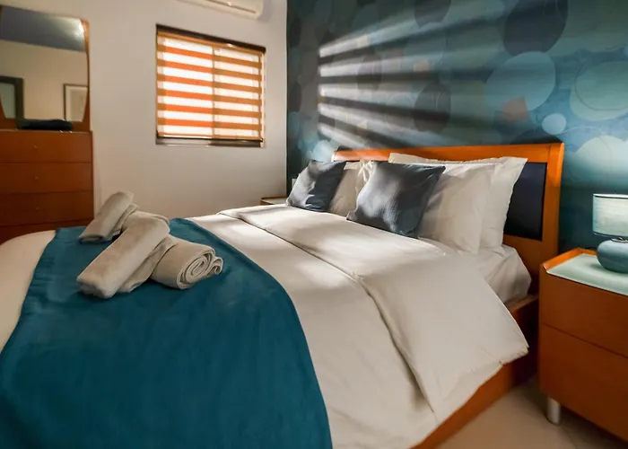 Stylish 3br - Sleeps 6 - 10 Minutes Walk To Malta International Airport