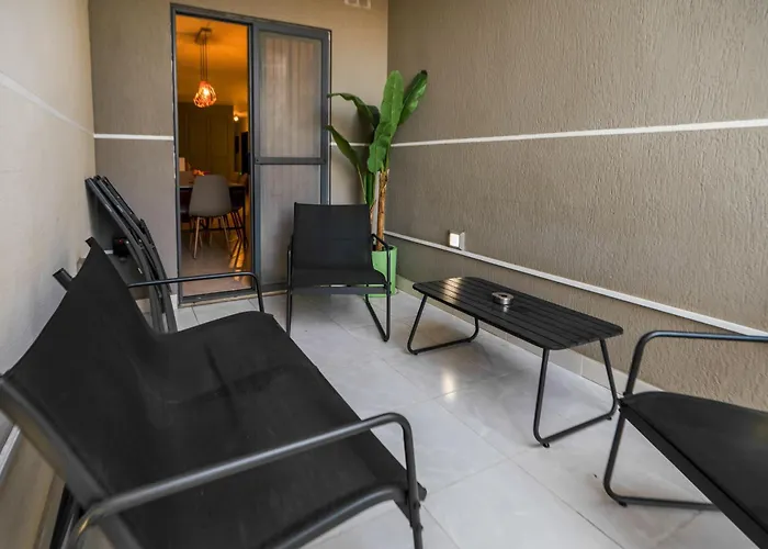 Stylish 3br - Sleeps 6 - 10 Minutes Walk To Malta International Airport *