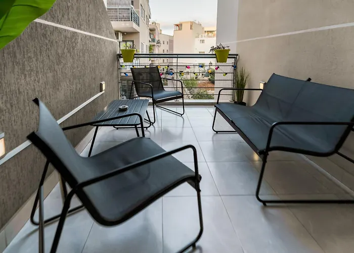 Stylish 3br - Sleeps 6 - 10 Minutes Walk To Malta International Airport