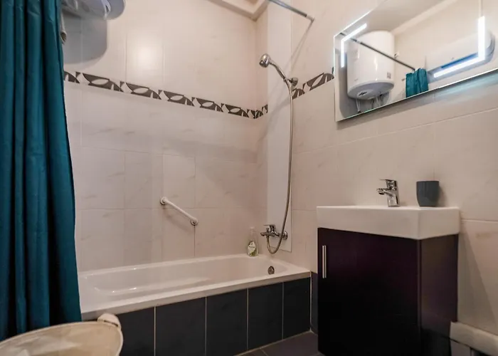 Stylish 3br - Sleeps 6 - 10 Minutes Walk To Malta International Airport Apartament *