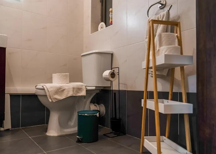 Stylish 3br - Sleeps 6 - 10 Minutes Walk To Malta International Airport Apartment