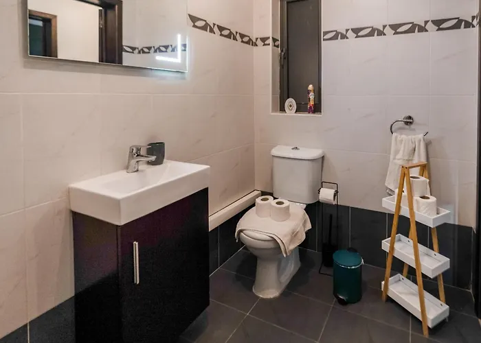 Stylish 3br - Sleeps 6 - 10 Minutes Walk To Malta International Airport Lejlighed