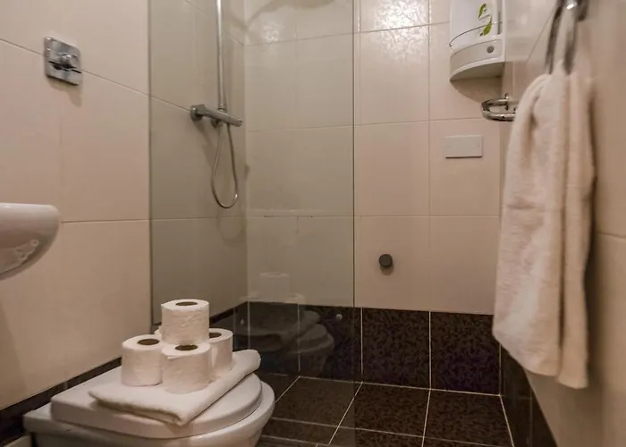 Stylish 3br - Sleeps 6 - 10 Minutes Walk To Malta International Airport Luqa