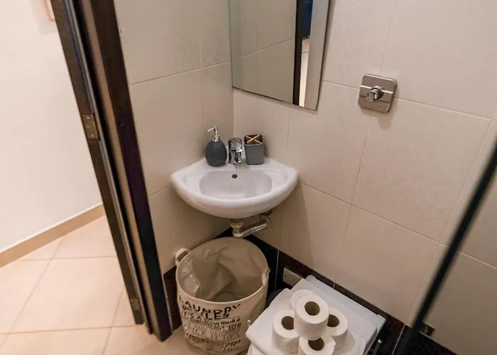 Apartment Stylish 3br - Sleeps 6 - 10 Minutes Walk To Malta International Airport *