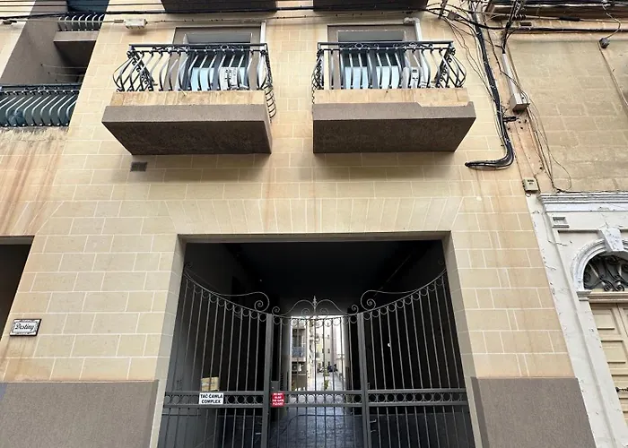 Stylish 3br - Sleeps 6 - 10 Minutes Walk To Malta International Airport Lejlighed Luqa